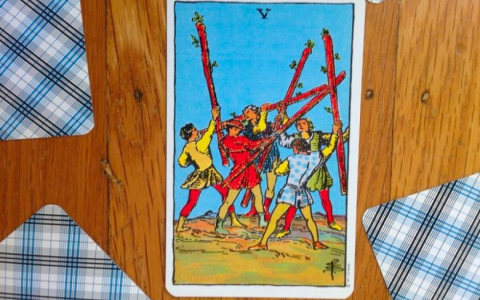 Hướng Dẫn Đặt Câu Hỏi Tarot Về Tình Yêu Đúng Cách